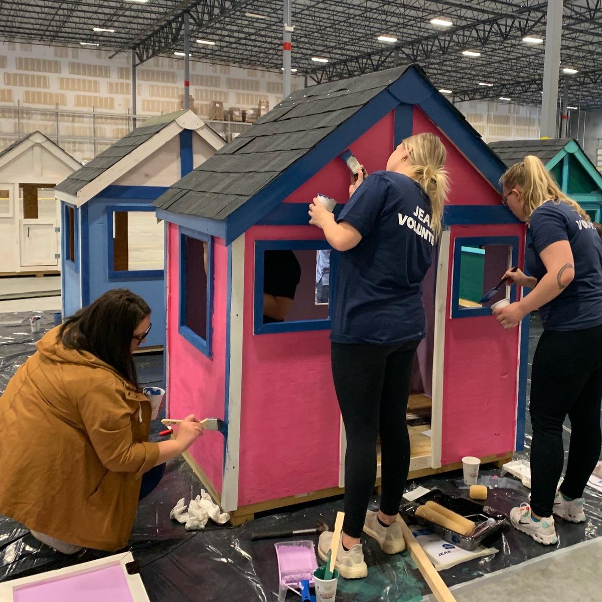 JEARLogistics's tweet photo. We had a great time participating in the Playhouse Project at @eastcooperhfh !!! It was wonderful to see our employees come together &amp; work so hard to build the playhouse of Desi’s dreams from the ground up! 💘🏠🔨 #JEARLogistics #impactyourcommunity https://t.co/IoTgEYEG0h