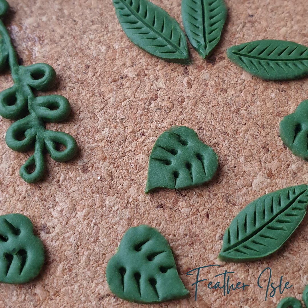 I forgot about these little leaves! Glad I discovered them again and I'm definitely going to make something with these this week!

#clayleaves #monsteradeliciosa #cheeseplant #polymerclay #leaves #yorkshire #handmade #jewellery #earrings #slowmade #slowfashionmovement