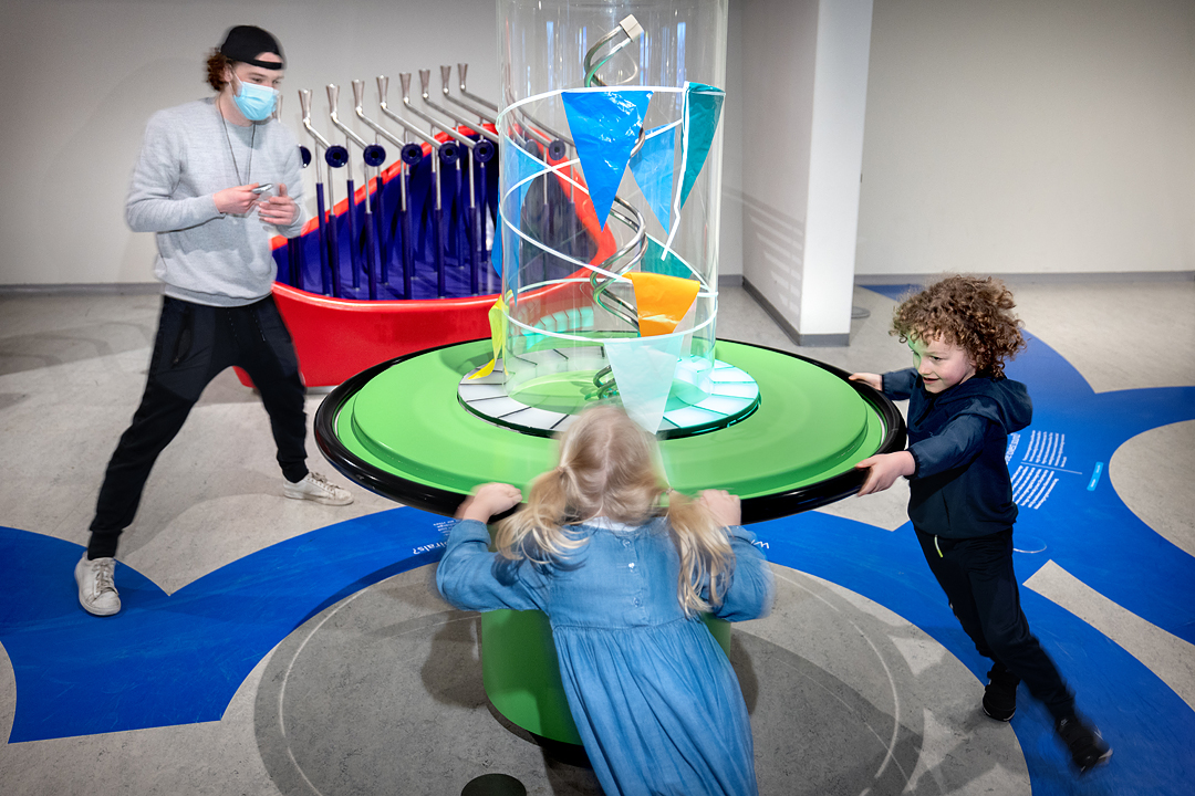 NEMOamsterdam's tweet photo. Het was flink zweten tijdens de Brains & Body bootcamp in NEMO. Dank voor jullie komst en leuke reacties, wat fijn om te horen! We hopen alle nieuwsgierige bezoekers weer te mogen ontvangen en inspireren. #museumgym https://t.co/wGcHmN3vcO