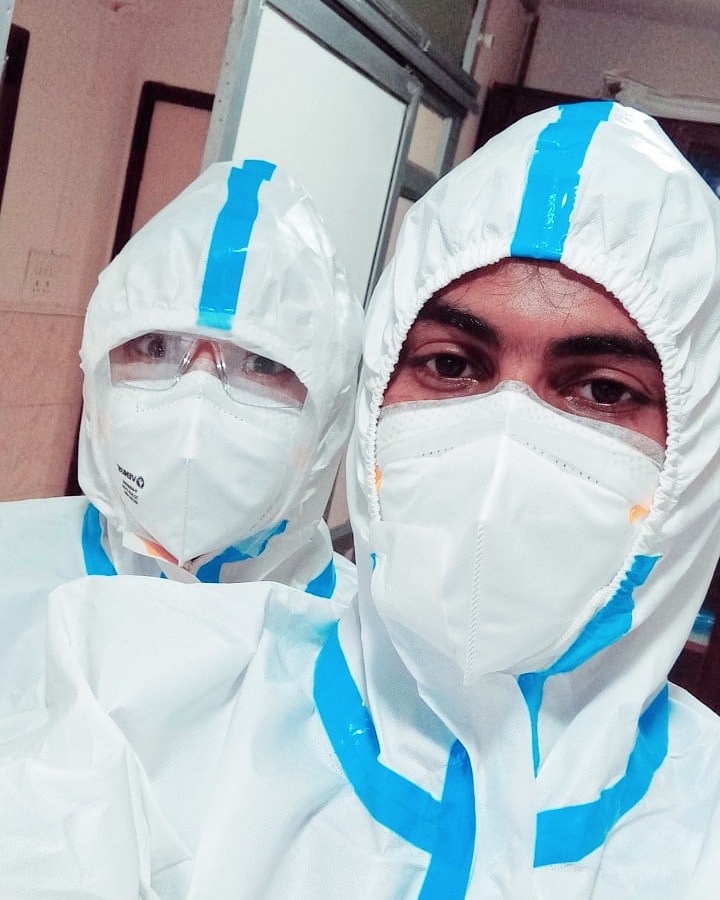 joelpinto5's tweet photo. The virus may evolve but so shall we!!!

Me on the first day of covid ICU vs me Now. Definitely more confident, less anxious and more hopeful.
 It is a struggle but we will get through. ❤️🧑‍⚕️

#COVID19 #2022NewYear #CovidVaccine  #covidICU #OmicronVirus #covidrehab #physiotherapy https://t.co/Odo3lj6FYu