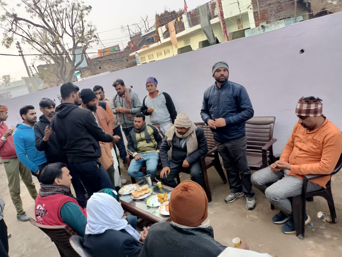 sajid_hashmat's tweet photo. आज औरैया सदर विधान सभा ( 204 ) के विभिन्न गांवों में पार्टी के समर्थन में जनसंपर्क किया। उत्साहपूर्ण जनसमर्थन ने जीत सुनिश्चित होने का अहसास कराया।

इस उत्साह, प्यार, सम्मान और समर्थन के लिए जनता जनार्दन और साथियों का धन्यवाद !!!
#MissionUP2022 

@yadavakhilesh @NareshUttamSP https://t.co/JjcUbWfufl