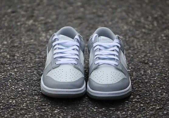 JustFreshKicks's tweet photo. Detailed Look at the Nike Dunk Low Retro "Grey/White" https://t.co/MkxetM3DBa https://t.co/TVeSDRbAdh