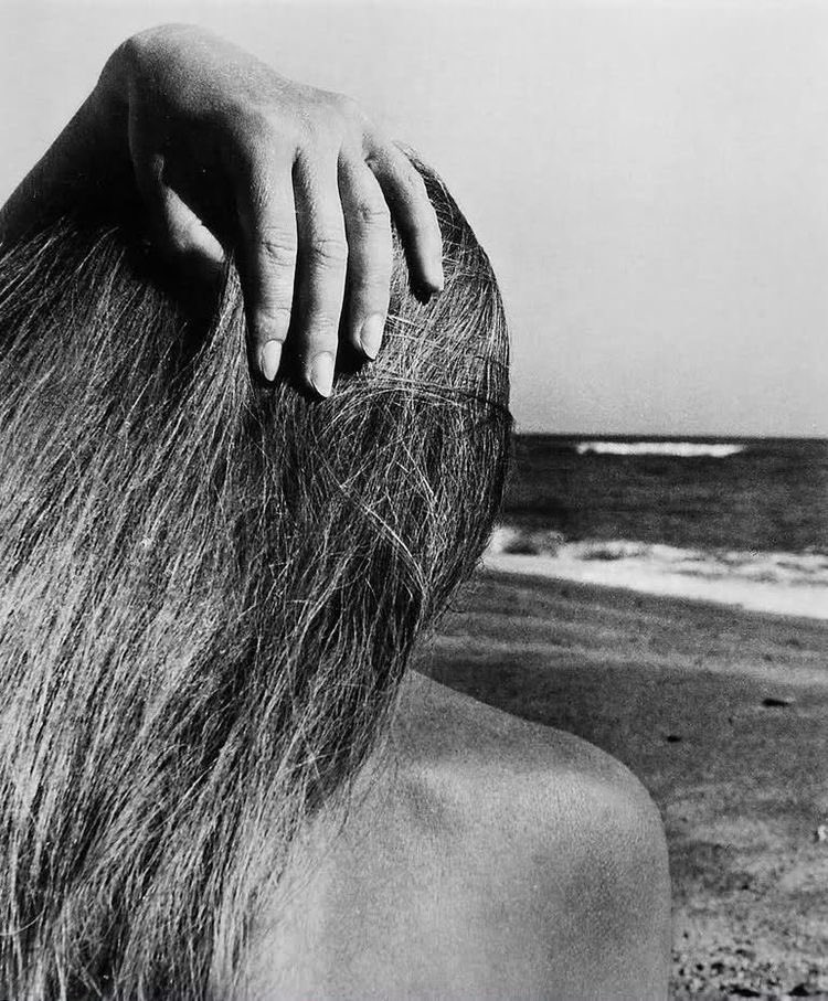 MariangelaSant8's tweet image. A cuore scalzo

e con laceri pesi 

di gioia.

27 gennaio 1938

Antonia Pozzi 

#PoesiePerLaSera 
#VentagliDiParole 

📷Bill Brandt
