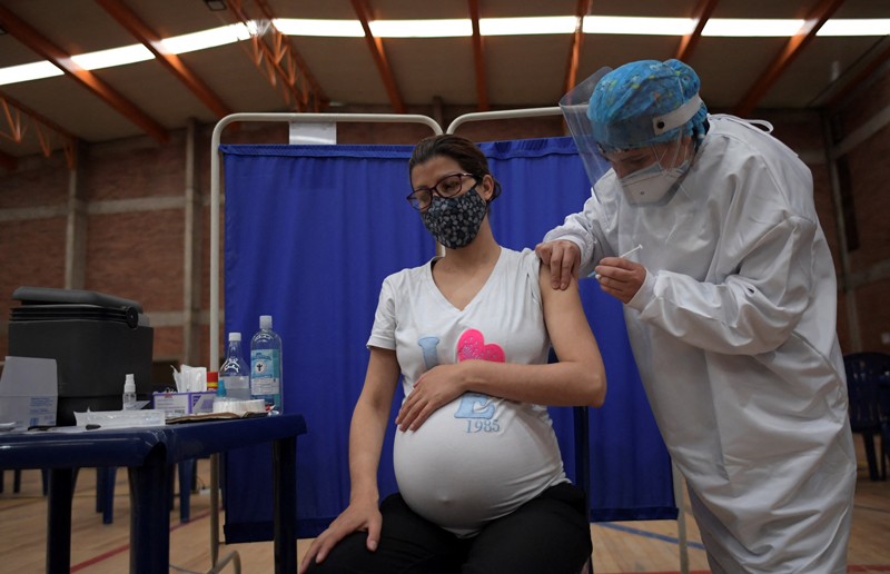CaraSantaMaria's tweet photo. COVID vaccines safely protect pregnant people: the data are in! 💉

#VaccinationData #Pregnancy #COVIDResearch #GetVaxxed #COVID19 #COVIDVaccination

https://t.co/x5nBSY1hUw @Nature https://t.co/hUrsjk75ir