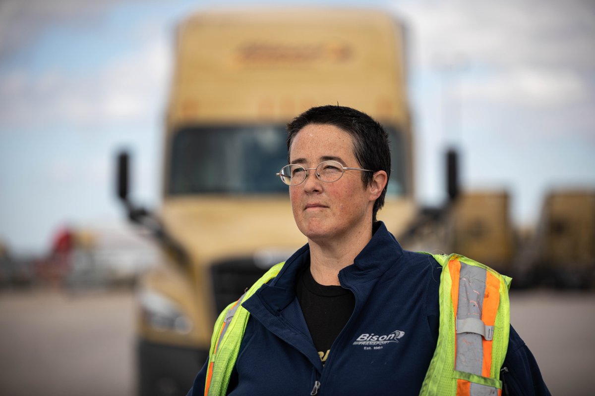 Meet Leah! Leah has always wanted to drive a truck. Starting out as a school bus driver, she then graduated to motorcoach and from there got her class 1 and started driving tractor-trailer. Watch Leah’s video as she talks about her journey into trucking. hubs.la/Q012smNx0