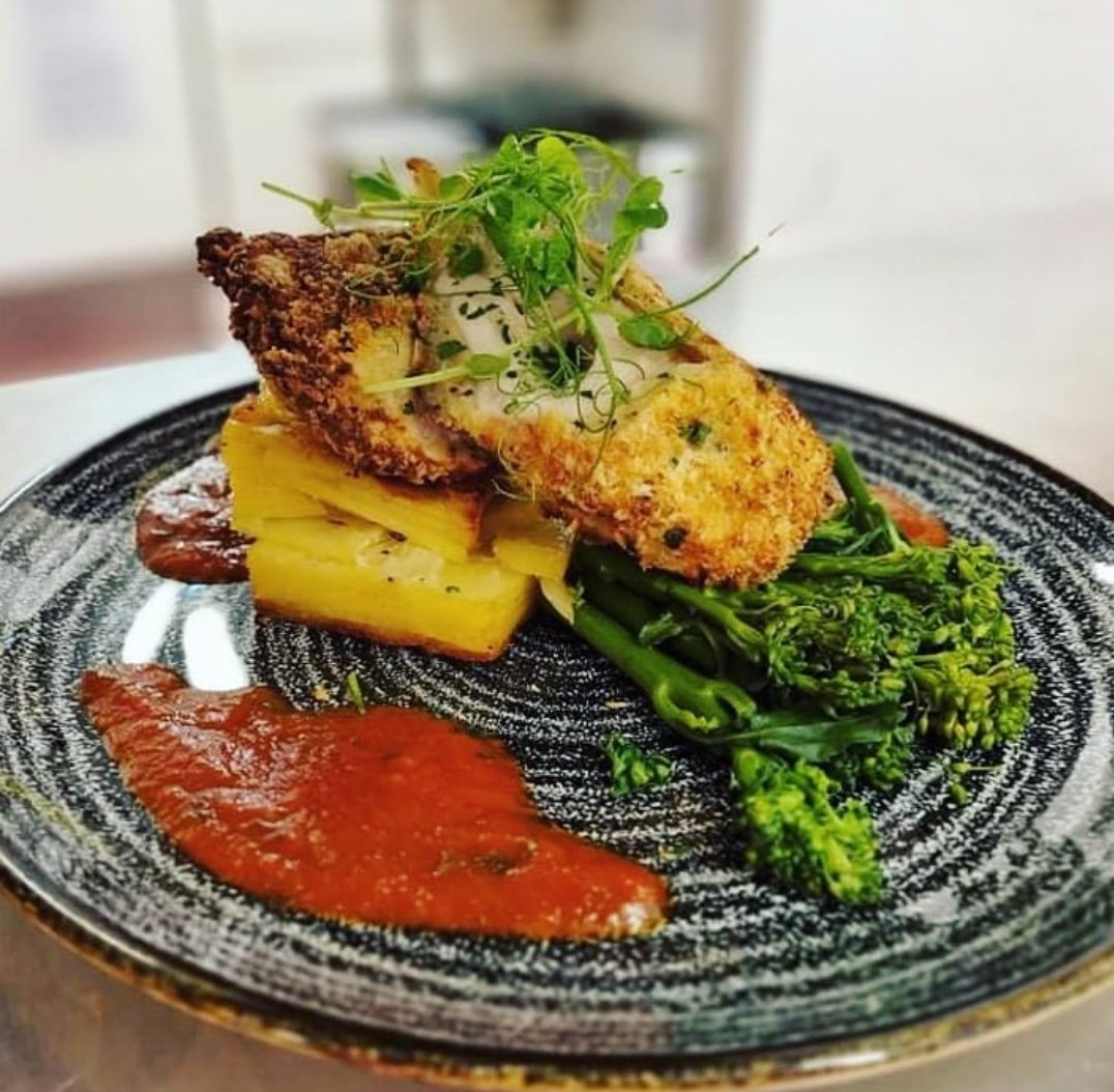 GeorgeHotelKent's tweet photo. New Dish! Chicken Parmigiana 🍽 Mozzarella stuffed Chicken served with Dauphinoise Potatoes, Tenderstem Broccoli and a Tomato &amp; Basil Sauce @ShepherdNeame #shepsfood #cranbrook #cranbrookhighstreet https://t.co/ZKvLsp41jp