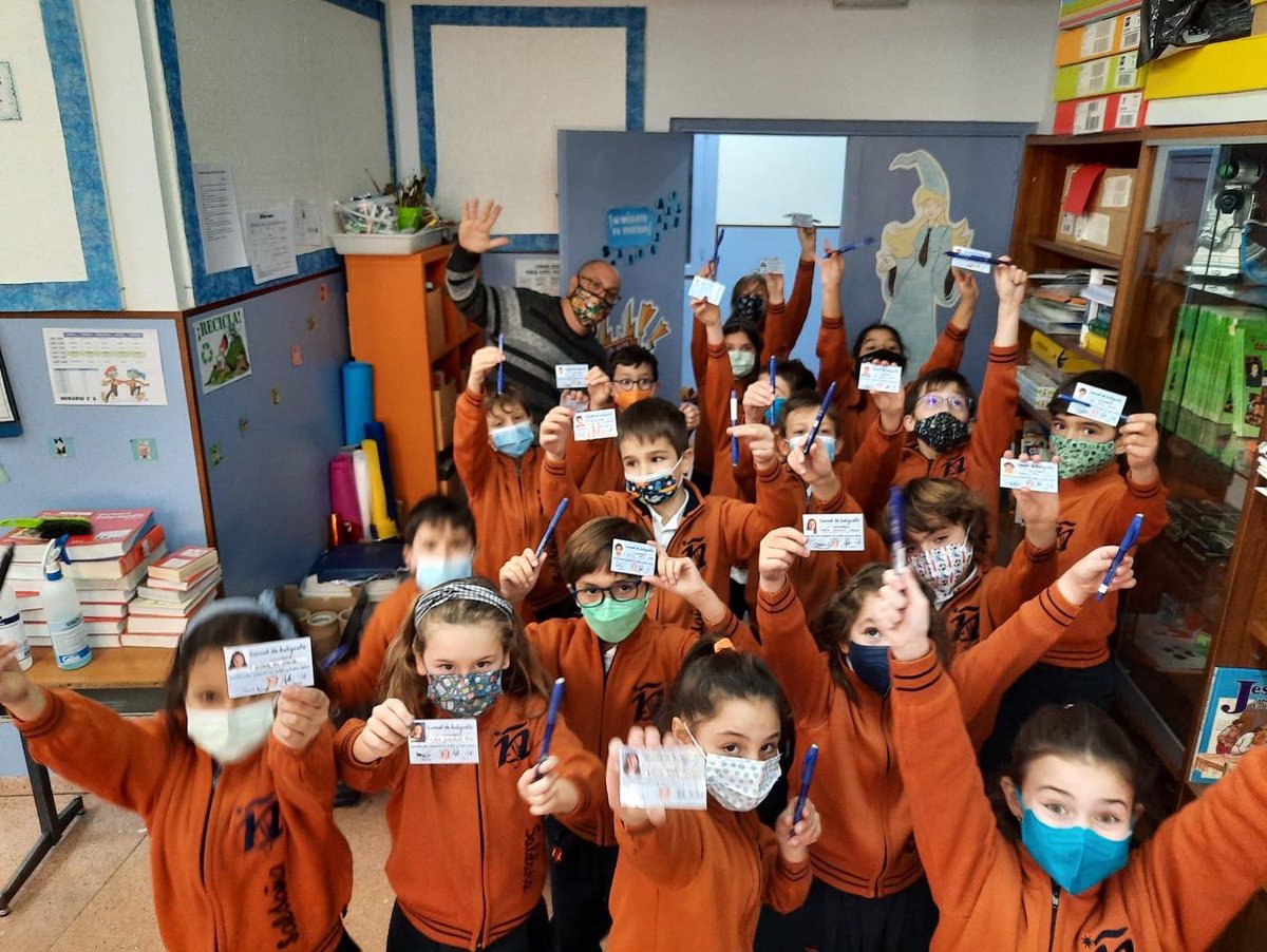 colegiosaldana's tweet photo. Los alumnos de Tercero de #Primara han obtenido el Carnet de Bolígrafo, que les acredita para poder usar con orden, limpieza y buena letra dicha herramienta en sus cuadernos. ¡Enhorabuena campeones! #PasiónPorEducar #UnColeComoUnaCatedral https://t.co/e8MCoT68Q9