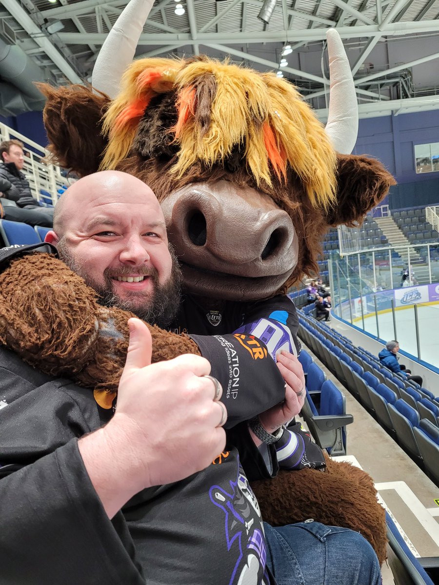 Birthday boy getting cuddles from <a href="/Clangus00/">Clangus 00</a> while watching <a href="/ClanIHC/">Glasgow Clan 🏒🏴󠁧󠁢󠁳󠁣󠁴󠁿</a>