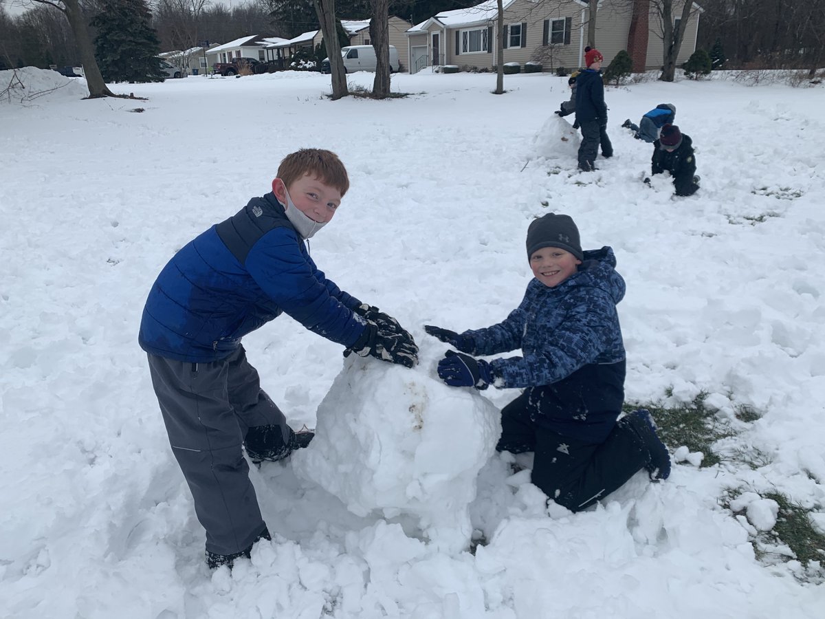 MrHessHTS's tweet photo. Here's more from second grade's snow recess... #HTSEagles https://t.co/nPT8c6yE8c