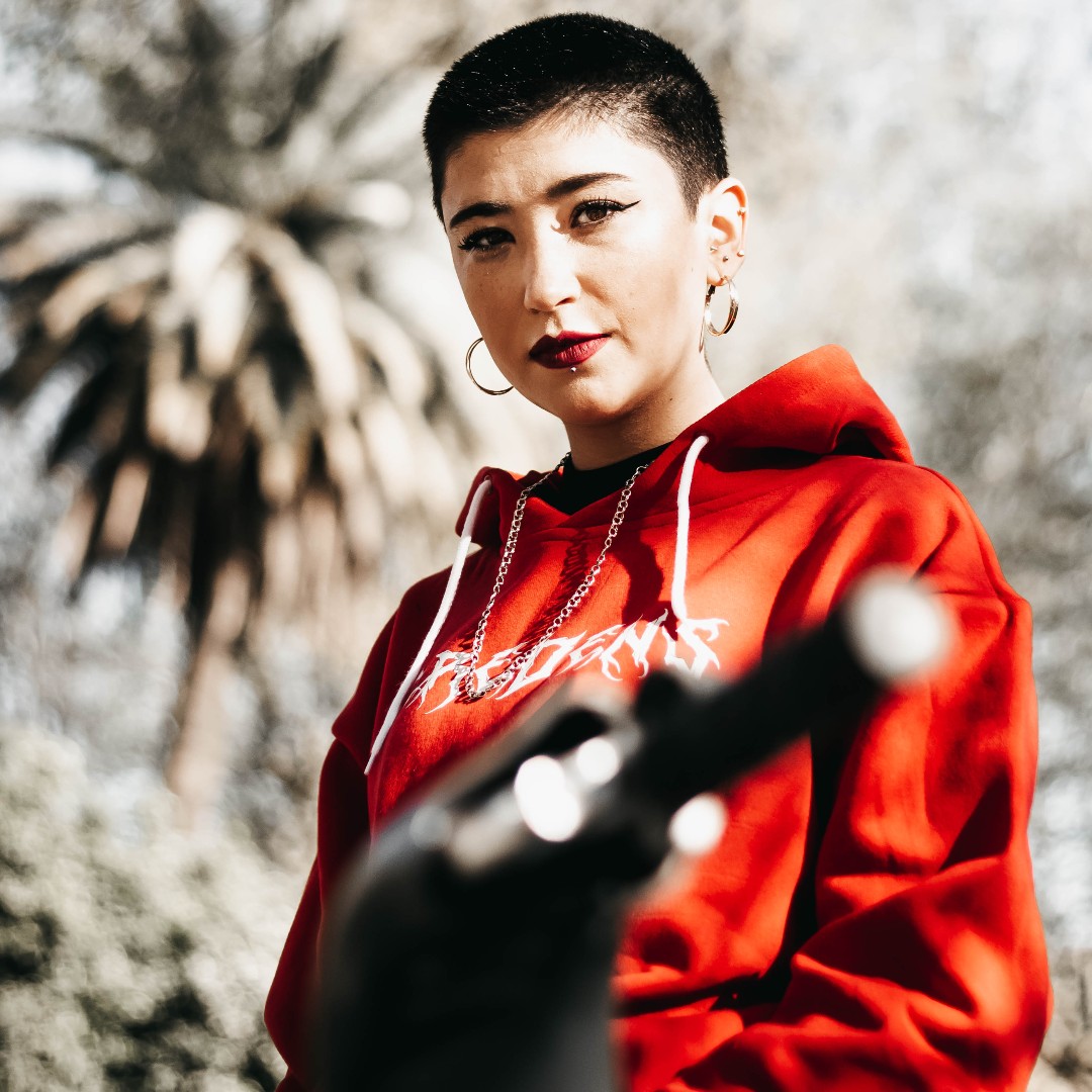 We live in the shadows, but we continue dazzling 📸 @arrebolaphoto #streetstyle #themantisbrand #urbanstyle #modaurbana #estilourbano #winter #streetwear #enero #fashion #keepthefaith