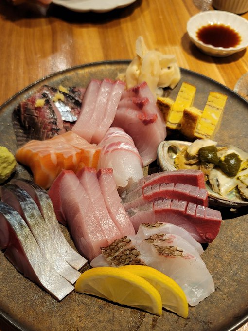 こんな時間だが火曜日に食べた刺身と芋焼酎。まだまだ鰤が美味しい季節だなーと思いました。 