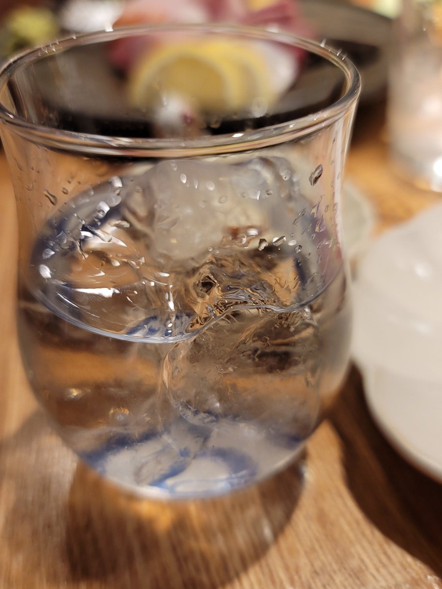 こんな時間だが火曜日に食べた刺身と芋焼酎。まだまだ鰤が美味しい季節だなーと思いました。 