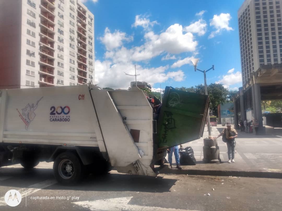 Detrás de unas calles limpias y transitables, hay una gran equipo que trabaja por el bienestar de la ciudad #CaracasEcológica 
#SupraCuidaCaracas 
#VenezuelaDePaz
<a href="/Joselopezpsuv/">José Alberto López</a>
<a href="/EmilyCaroVzla/">🇻🇪 𝐄𝐦𝐢𝐥𝐲 𝐂𝐚𝐫𝐨 #𝐕𝐞𝐧𝐞𝐳𝐮𝐞𝐥𝐚</a>
<a href="/AlcaldiaDCcs/">Alcaldía De Caracas</a> <a href="/gestionperfecta/">Carmen Meléndez</a>