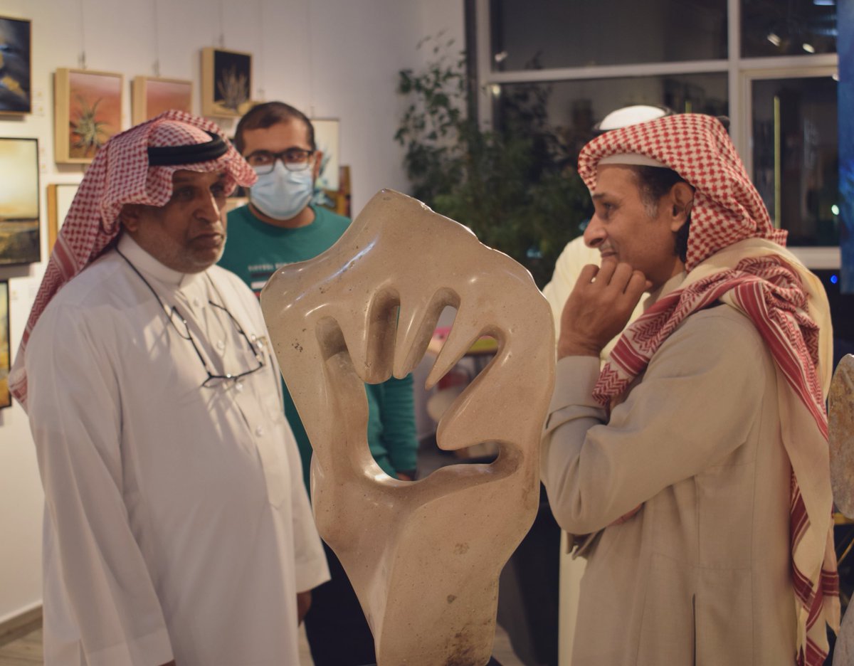 alangarik's tweet photo. شرفني نخبة من الفنانين التشكيلين بزيارات فنية لمعرض " نبصر لنتكلم " تخللها حوارات وأفكار فنية رائعة .
الفنان التشكيلي عبدالله أدريس والفنان عثمان الخراشي والفنان محمد العجلان وفنان الخط الأستاذ فهد المجحدي 
#الفن_يجمعنا
#فن_تشكيلي 
@Fahad_s_mj 
@Alkrashi https://t.co/20Y7fSQWV7