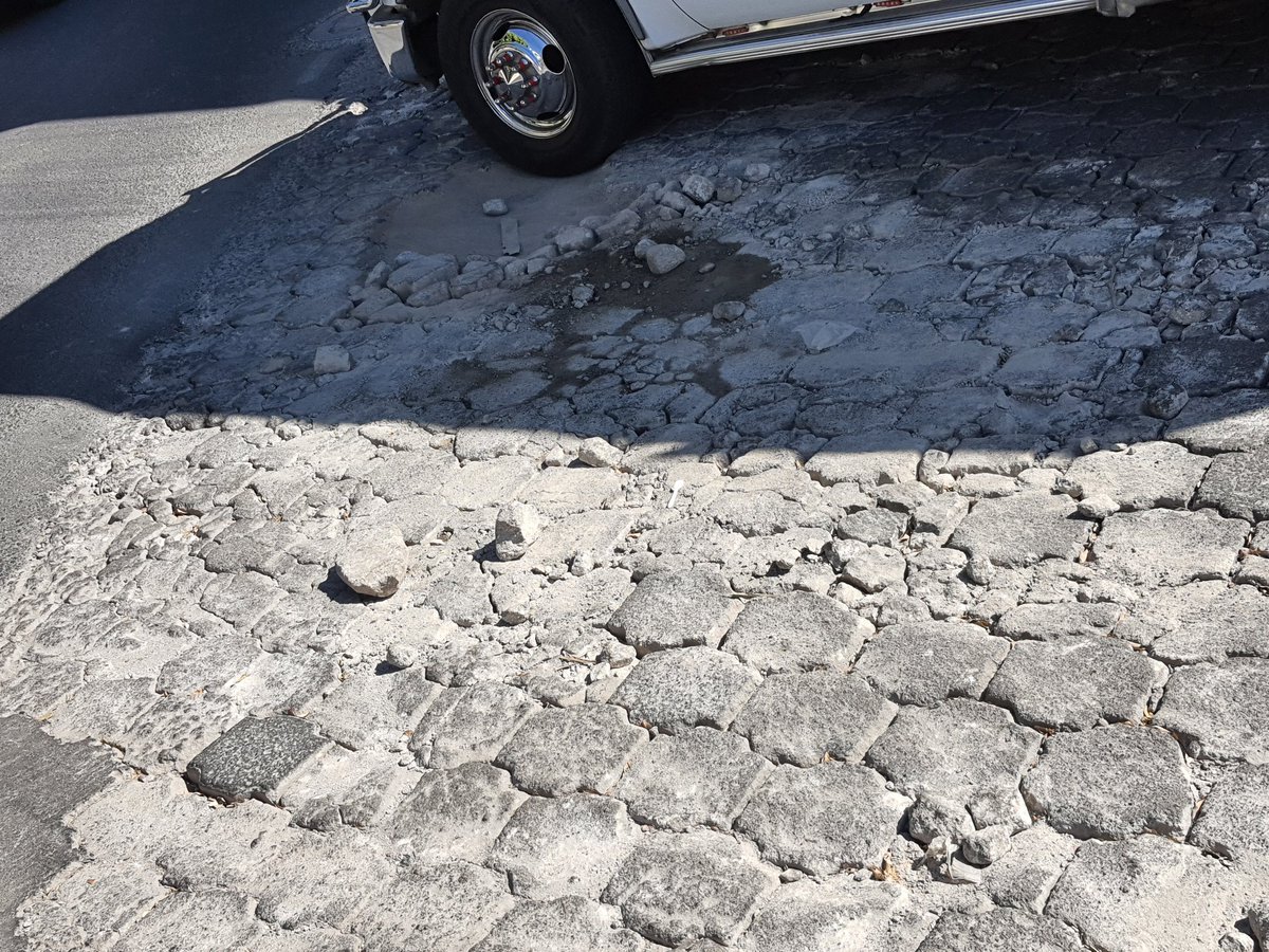 Velvary_'s tweet photo. @LuisBNava @qromunicipio urge mantenimiento de adoquines en ambos sentidos de la calle, en la  esquina Dolores del Río y Prol. El Jacal. https://t.co/bp3aS44Rsa