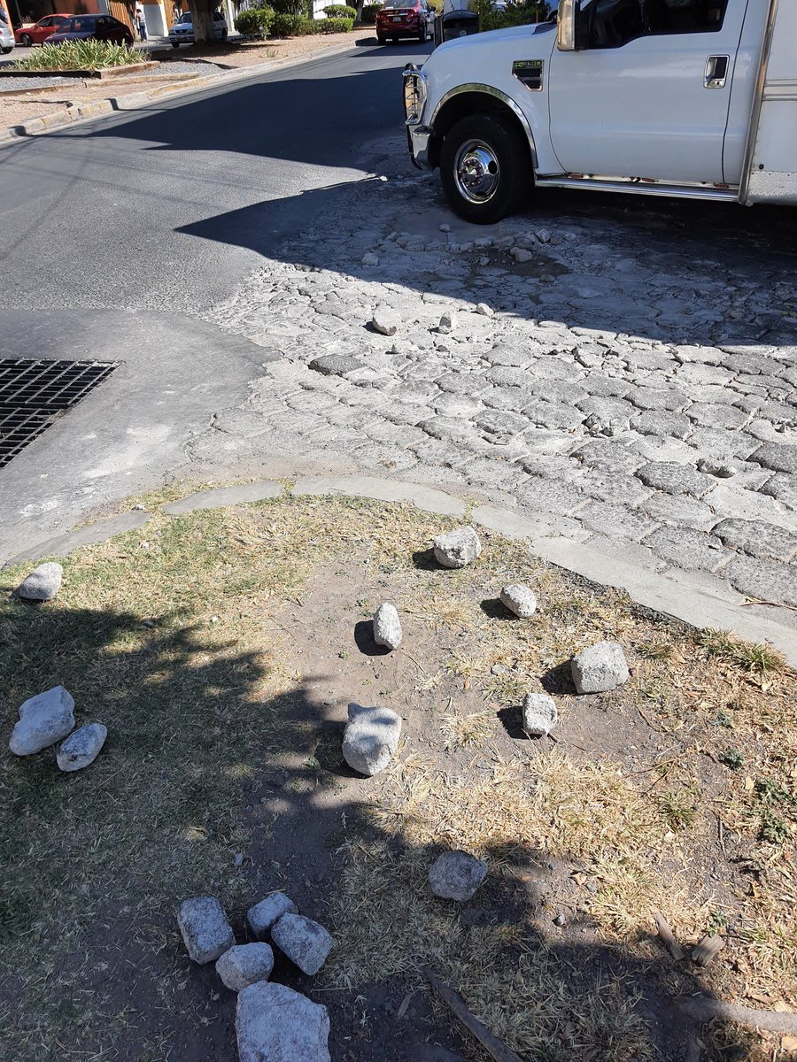 Velvary_'s tweet photo. @LuisBNava @qromunicipio urge mantenimiento de adoquines en ambos sentidos de la calle, en la  esquina Dolores del Río y Prol. El Jacal. https://t.co/bp3aS44Rsa