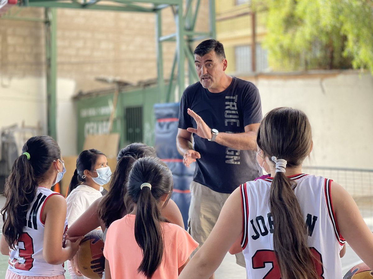 Mindep_INDAntof's tweet photo. 🏀 En el marco de su visita a #Antofagasta el ex seleccionado nacional de #basquetbol Patricio Briones, realizó una clínica deportiva en el Club @cexaec1 actividad dirigida a las alumnas de la escuela formativa que ejecuta esta organización, a través del #fondeporte2021 https://t.co/Cif8Rwy1DC
