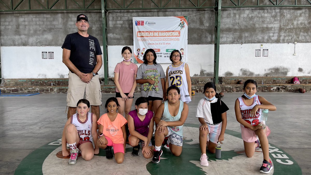 Mindep_INDAntof's tweet photo. 🏀 En el marco de su visita a #Antofagasta el ex seleccionado nacional de #basquetbol Patricio Briones, realizó una clínica deportiva en el Club @cexaec1 actividad dirigida a las alumnas de la escuela formativa que ejecuta esta organización, a través del #fondeporte2021 https://t.co/Cif8Rwy1DC