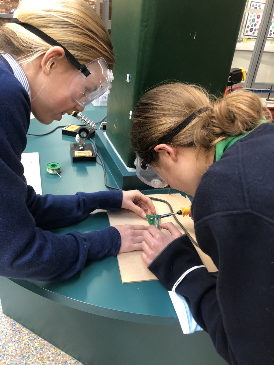MaidaValeDT's tweet image. 8V tackling soldering, drilling and filing to make their electronic fan. A fantastic practical session with some excellent peer support demonstrated. Well done to all. #practicalwork #maidavaleschooldt #kitronik