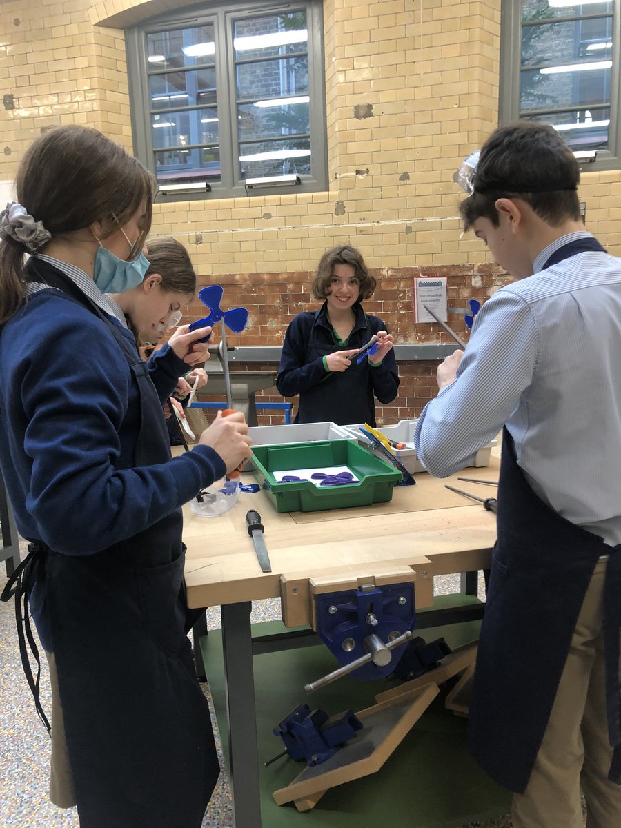 MaidaValeDT's tweet image. 8V tackling soldering, drilling and filing to make their electronic fan. A fantastic practical session with some excellent peer support demonstrated. Well done to all. #practicalwork #maidavaleschooldt #kitronik