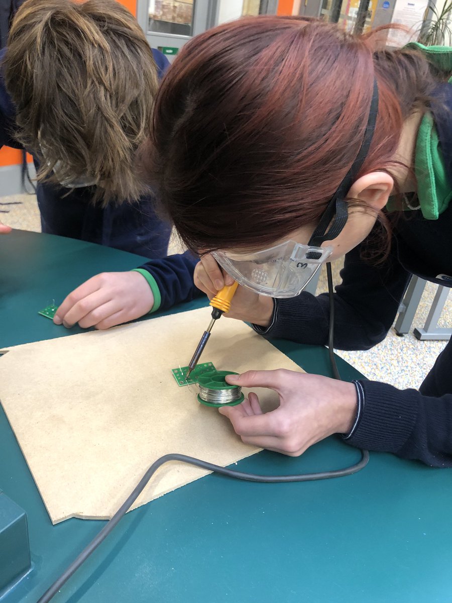 MaidaValeDT's tweet image. 8V tackling soldering, drilling and filing to make their electronic fan. A fantastic practical session with some excellent peer support demonstrated. Well done to all. #practicalwork #maidavaleschooldt #kitronik