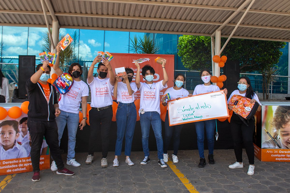 WorldVisionNic's tweet photo. Agradecemos a quienes se unieron al #RetoNaranja durante la actividad que realizamos el pasado sábado en Invercasa. Recibimos donaciones en efectivo y útiles escolares con los que beneficiaremos a niños y niñas de Tipitapa. https://t.co/16NOF1dqc4