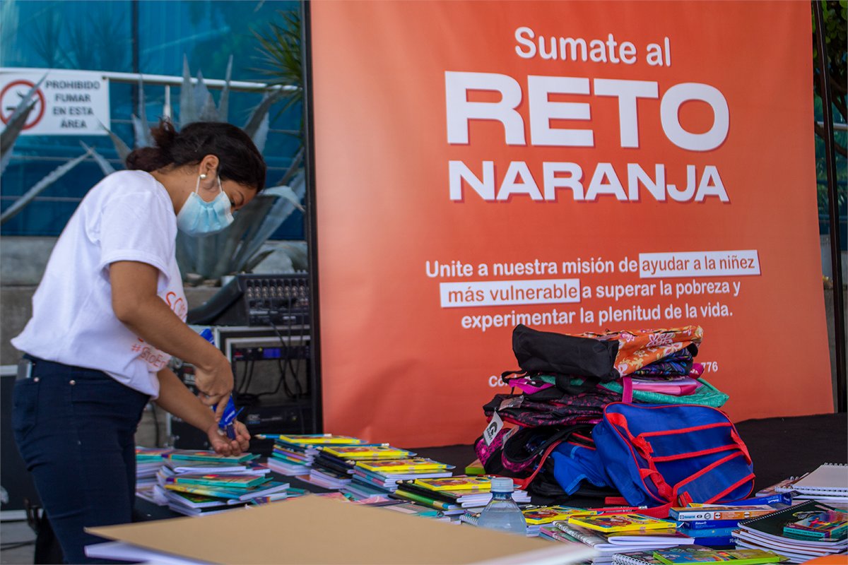 WorldVisionNic's tweet photo. Agradecemos a quienes se unieron al #RetoNaranja durante la actividad que realizamos el pasado sábado en Invercasa. Recibimos donaciones en efectivo y útiles escolares con los que beneficiaremos a niños y niñas de Tipitapa. https://t.co/16NOF1dqc4