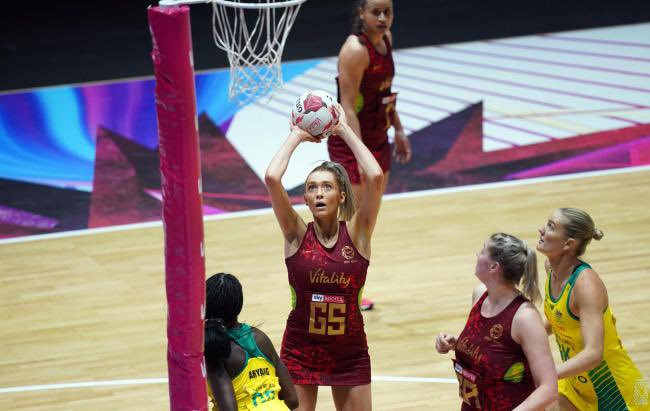 Helen Housby is giving the perfect demonstration of the ‘In & Out’ pass to work her way into the post tonight. I hope the girls from Netball shooting club are watching!! #QuadSeries2022 #roses #WorkItIn