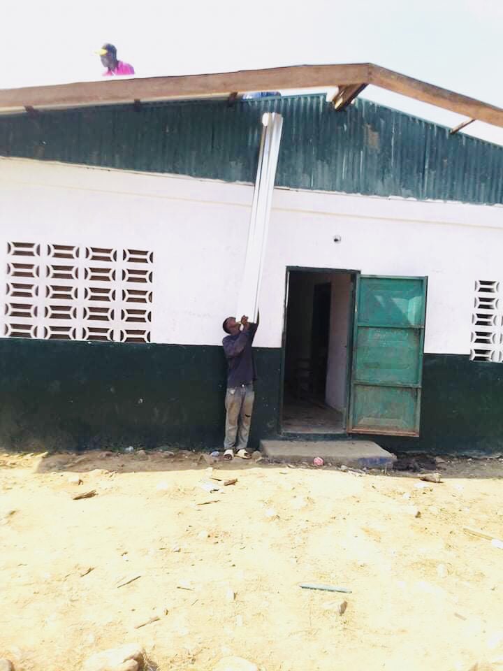 StreetChildLib's tweet photo. With funding from @Book_Aid,  New Georgia Public School benefits from a full reroofing of their school building - after being badly damaged for so long. Many thanks to Book Aid family for such kind gesture and timely intervention, for the children of Liberia! https://t.co/asQNo6uyTN