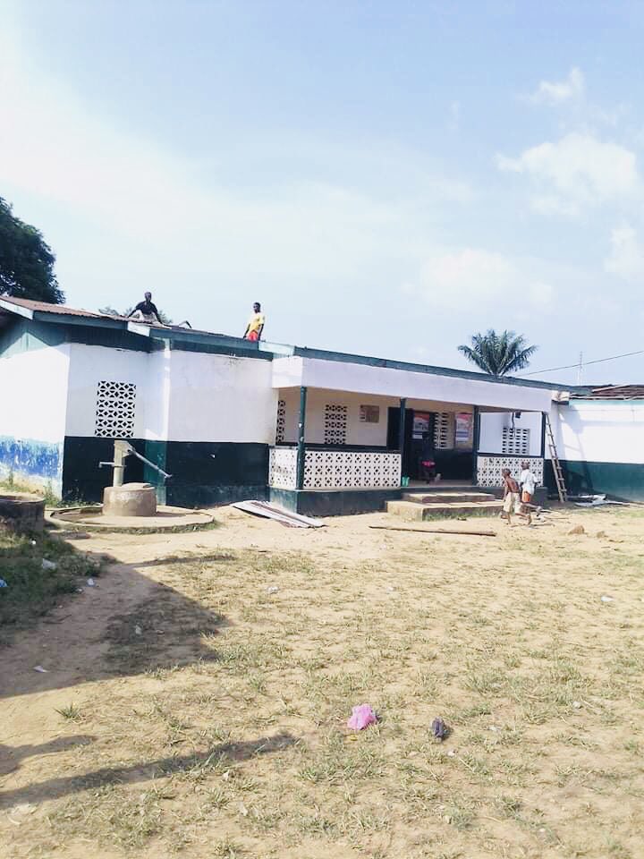 StreetChildLib's tweet photo. With funding from @Book_Aid,  New Georgia Public School benefits from a full reroofing of their school building - after being badly damaged for so long. Many thanks to Book Aid family for such kind gesture and timely intervention, for the children of Liberia! https://t.co/asQNo6uyTN