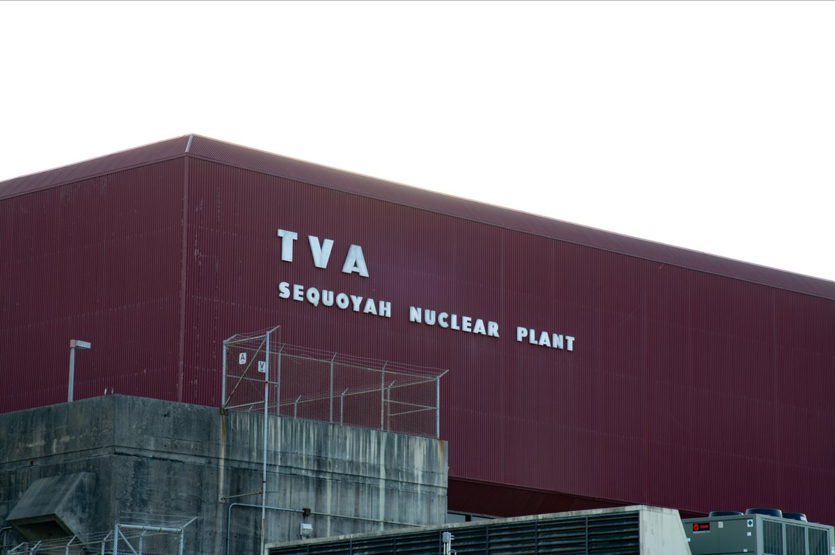 TVAnews's tweet photo. It's going to get cold! 🥶  
We have all of our available generating resources to meet the power demand, including our three nuclear plants.
Reactor Operators at the Sequoyah Nuclear Plant monitor the production of 2,400 MW of reliable electricity.
#ReliabilityMatters https://t.co/ys0HuXVmsI