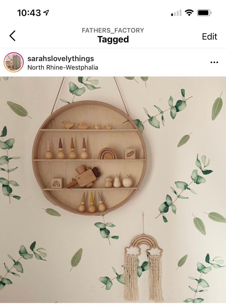 Besides all the fun wooden toys bring us, one of the many reasons we love wooden toys is that they are pretty enough to display on a bookshelf. Loving this shelf from @saraslovelythings 
.
#projectnursery 
#nurseryideas 
#kidsroominspo 
#fathersfactory 
#woodentoys 
#woodentoycam