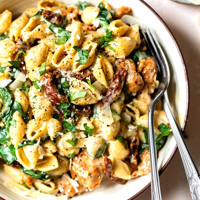 This Creamy Sun-Dried Tomato Pasta is perfect for those nights when you want a meal that's fast and delicious!
.
Find the recipe by The Almond Eater here 👉 calsundry.com/creamy-sun-dri…