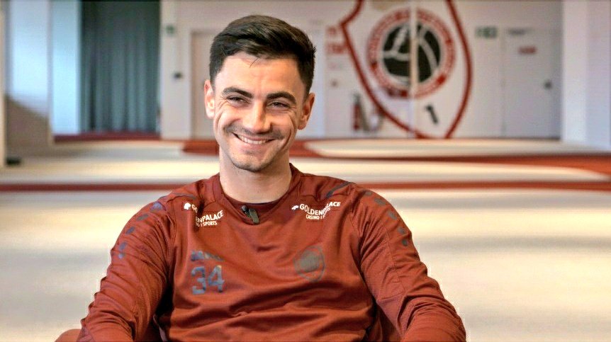 "75% van de familie-Bataille heeft bij  Oostende gevoetbald. <a href="/kvoostende/">KV Diksmuide Oostende</a> werd ons met de paplepel ingegeven."

Ook z'n beste vrienden spelen er en z'n vader is er beloftencoach. Kortom, KVO - Antwerp wordt thuiskomen voor Jelle Bataille. Meer tijdens de rust op @ElevenSportsBEn!