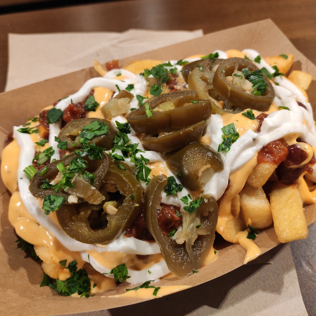 StephKotalla's tweet image. Musste von Essen West zum Hbf mit dem eScooter fahren. Fritten geholt. S1 fuhr zwar vom anderen Gleis, aber nicht ohne mich! Bochum here I come. Heute ist Tag der KatastrophenApp ;) #AbenteuerBahn #Bombenstimmung