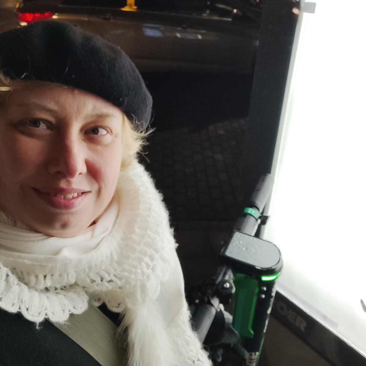 StephKotalla's tweet image. Musste von Essen West zum Hbf mit dem eScooter fahren. Fritten geholt. S1 fuhr zwar vom anderen Gleis, aber nicht ohne mich! Bochum here I come. Heute ist Tag der KatastrophenApp ;) #AbenteuerBahn #Bombenstimmung