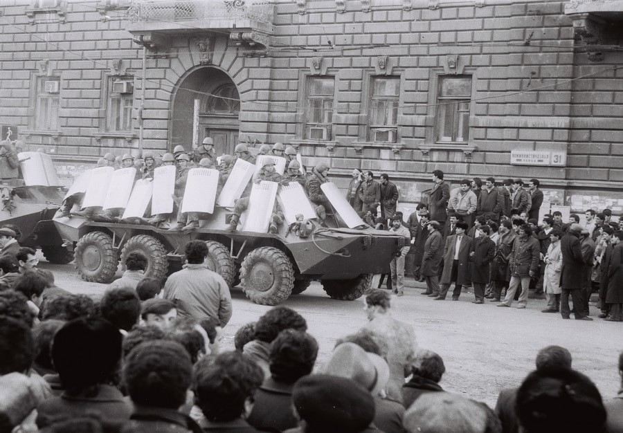 AZEvisuals's tweet photo. On the night of January 19-20,1990, former Soviet troops entered Baku without declaring a state of emergency and opened fire on the unarmed civilian population. As a result,146 people were killed and 744 wounded in Baku and Azerbaijani regions.#BlackJanuary https://t.co/rsuyWedder