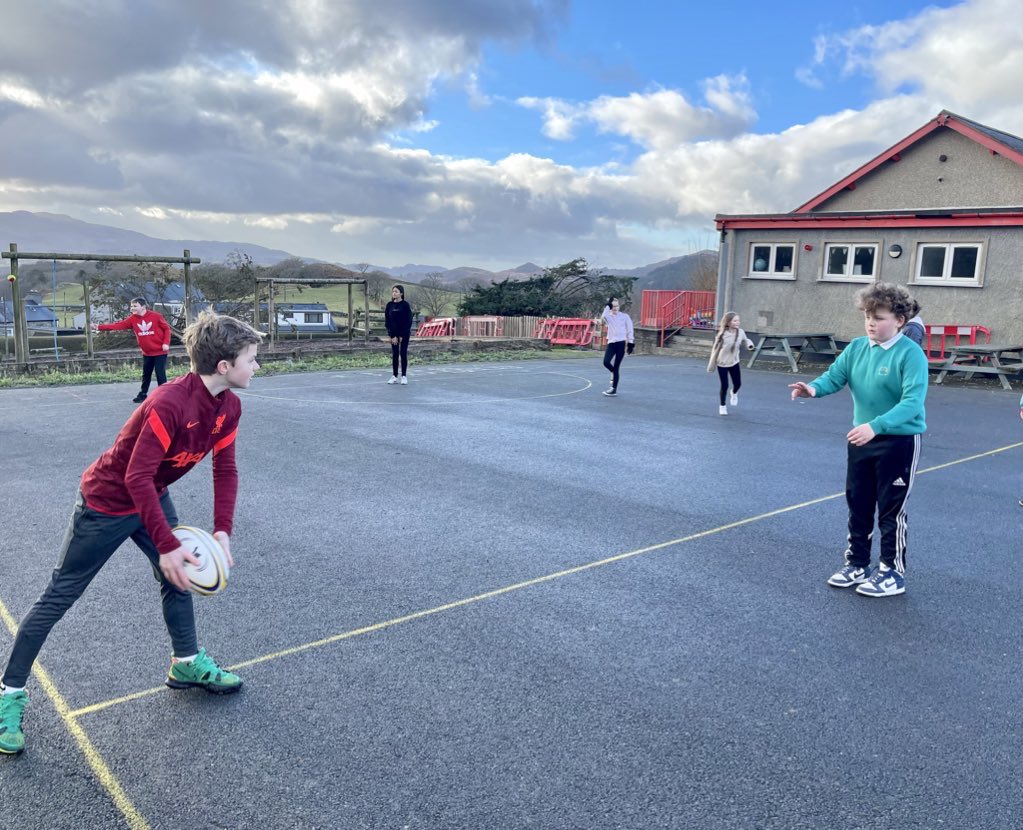 urddmeirionnydd's tweet photo. Braf cael ail-gychwyn sesiynau chwaraeon wythnosol yn @Ysgol_Manod heddiw 😀🏉 https://t.co/gDJ1u8TR0B