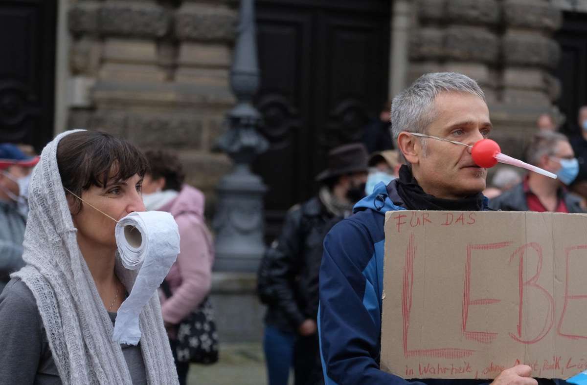 Ann_Waeltin's tweet photo. Stell Dir vor, Du würdest in einer Diktatur leben und diese Menschen verteidigen Deine Grundrechte. https://t.co/Vcbyiqm4n6