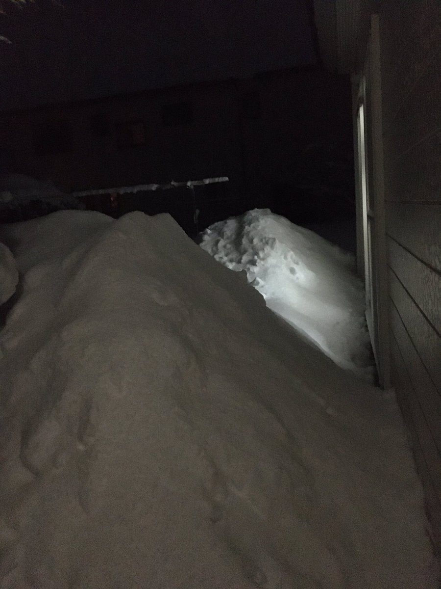 rascal_station's tweet photo. 見てないフリしてたけど今からコイツと戦う。推定150㎝の落雪2山 https://t.co/tJDyEo0mMr
