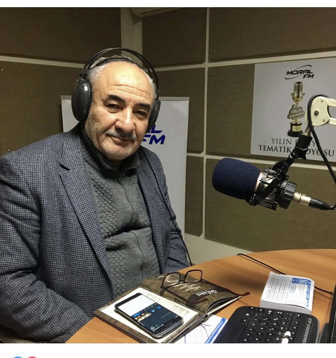VehbiVakkasoglu's tweet photo. #MoralFM’li günlerimiz ne güzeldi…
Dostluğun sohbetin doyamazdık tadına…
Şimdi hayali Cihan değer o muhabbetlerin;
Şükür ki sevgi ailemin vefası var hala… https://t.co/6H27FkGm1N