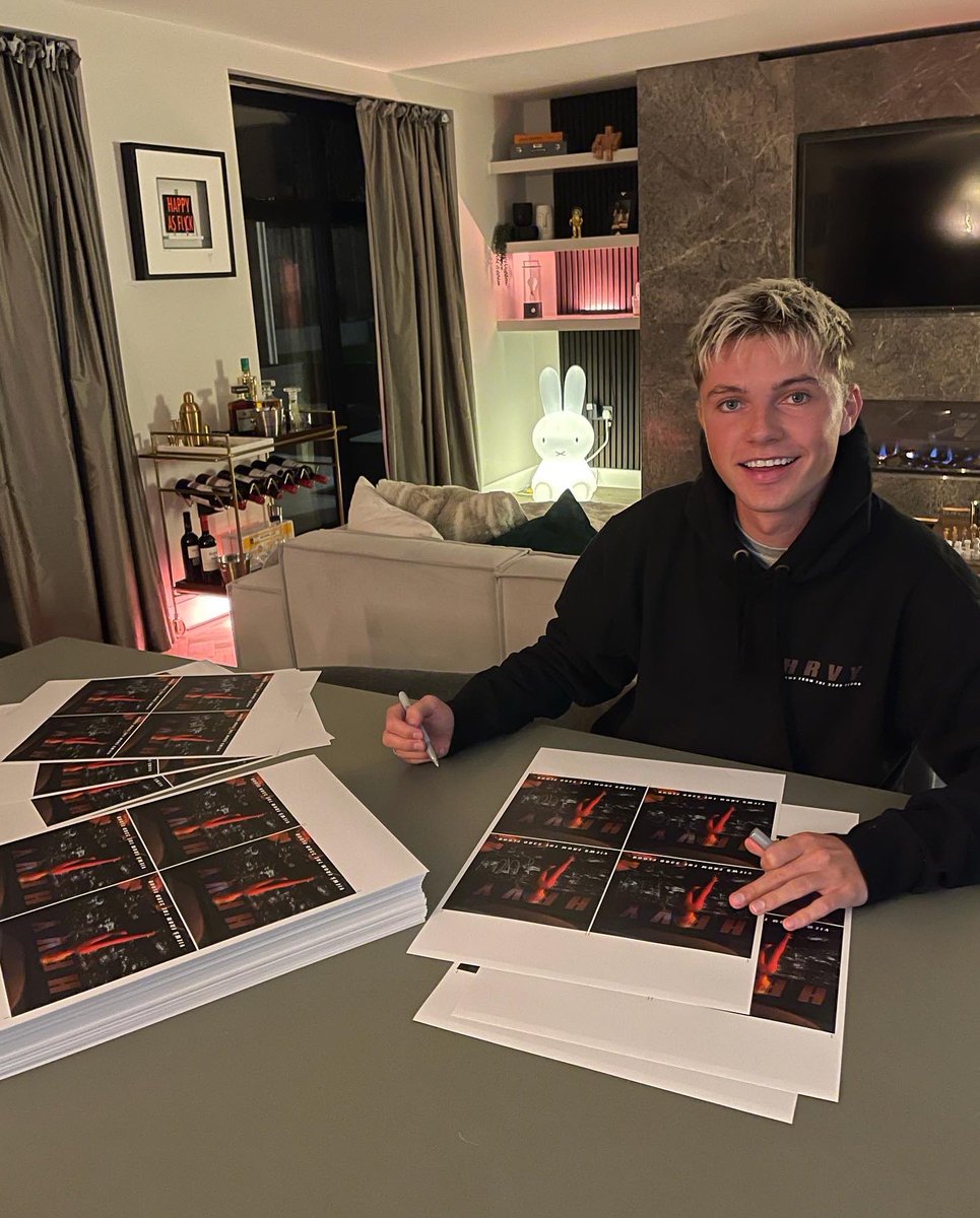 10 days 🧡 my hands hurting from all the signing, only 1000 left to goooo