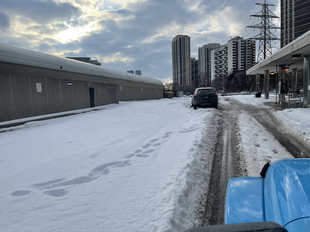 Justyna_dl's tweet photo. This is the Islington pick up/drop off subway station.Two days post snow storm. City of TO cannot manage to clean the https://t.co/Gu6WVOyw5b parking.People are walking where the cars drive because they have no choice. Disaster waiting to happen. #ONStorm #Toronto https://t.co/MIJNVu5XBl