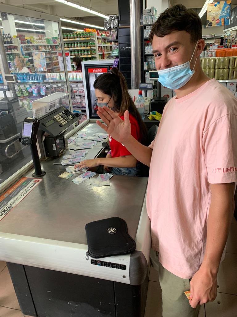 SapoBostero1's tweet photo. Masacre total en el Supermercado linea Disco de la calle Rawson al 2600. El inmundo trapo comunista que llevo conmigo se debe a las normas del establecimiento.  Estos precios ridículos no van a existir más. https://t.co/9k83Ul2odS