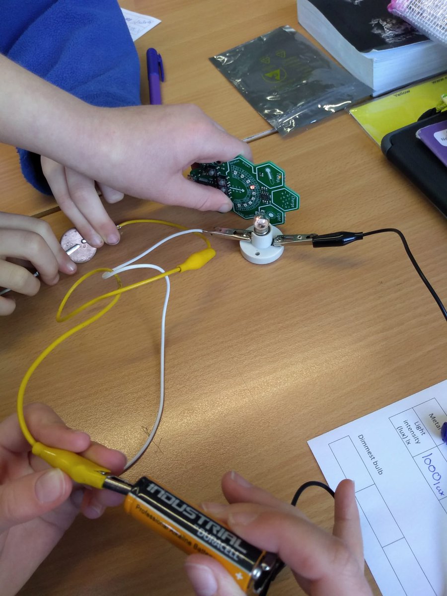 CockwoodPrimary's tweet photo. Class 1 have used their data hives to measure the light intensity in electrical circuits. They used their data to decide which electrical conductors had the most resistance. #STEM @EduRAEng @MichaelCronkCS #learningisfun https://t.co/l43mjGHUds