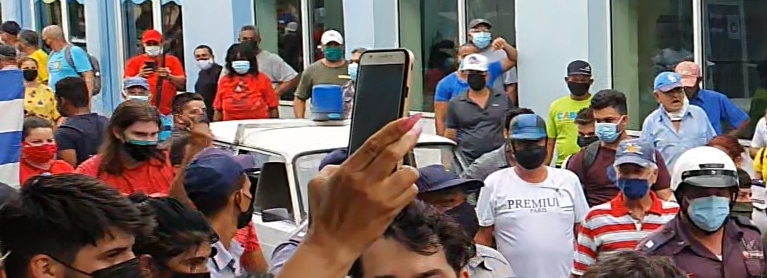 SkyOnePrime's tweet photo. Volviendo a ver los videos que filme el #11J me encuentro estas caras que me gustaria identificar, pido ayuda a la comunidad, miren estas joyitas, disculpenme por las fotos recortadas , no puedo comprometer los rostros @FlconEYES @prisionersdefe #Cuba @CubalexDDHH Compartan https://t.co/raWtcTiWHo