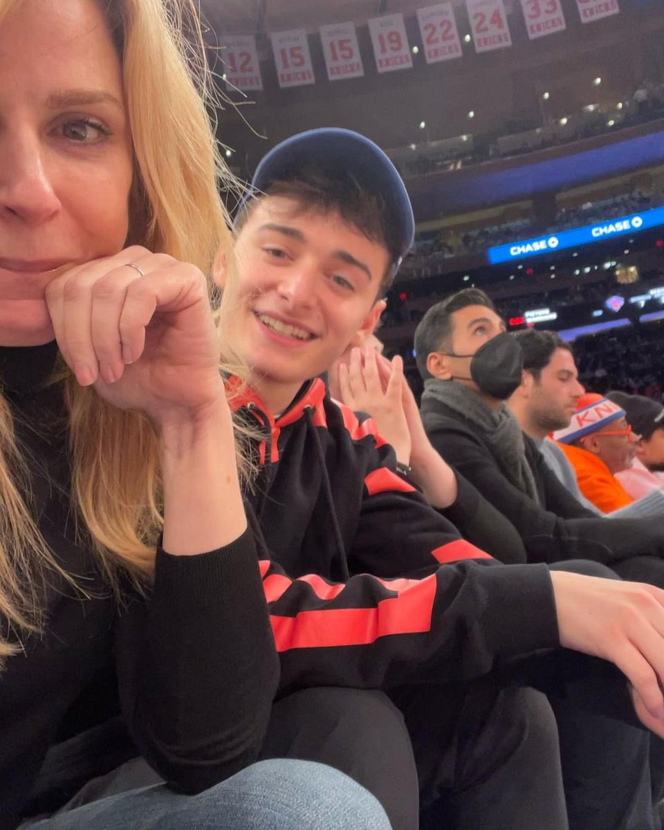 Fotos do Noah Schnapp via Instagram da maravilhosa Cara Buono (@CaraBuono) no jogo do @nyknicks 💫📸👏🏾