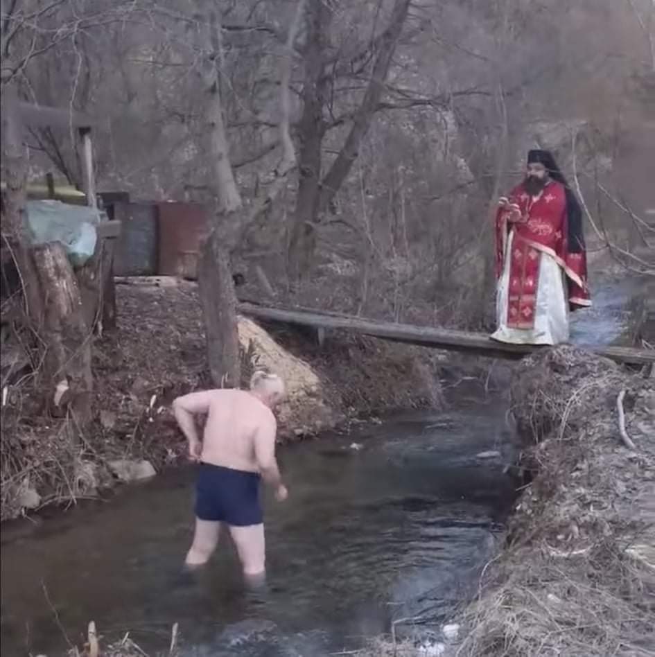 Бог се јави!
Заради пандемијата само попот, скокачот крстот и снимателот