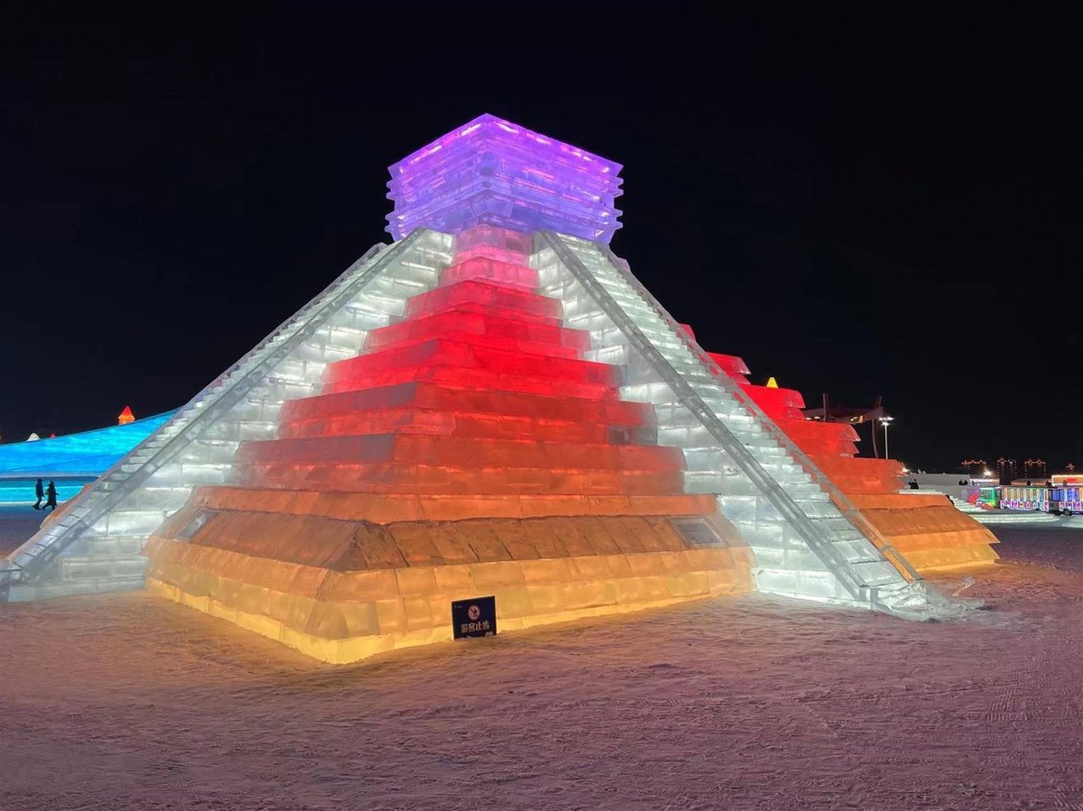 lopezdoriga's tweet photo. Una réplica de hielo de la Pirámide de Kukulkán se exhibe en el Festival Mundial de Nieve y Hielo que se celebra cada año en la ciudad de Harbin, en el noreste de China https://t.co/ttal1sabNF