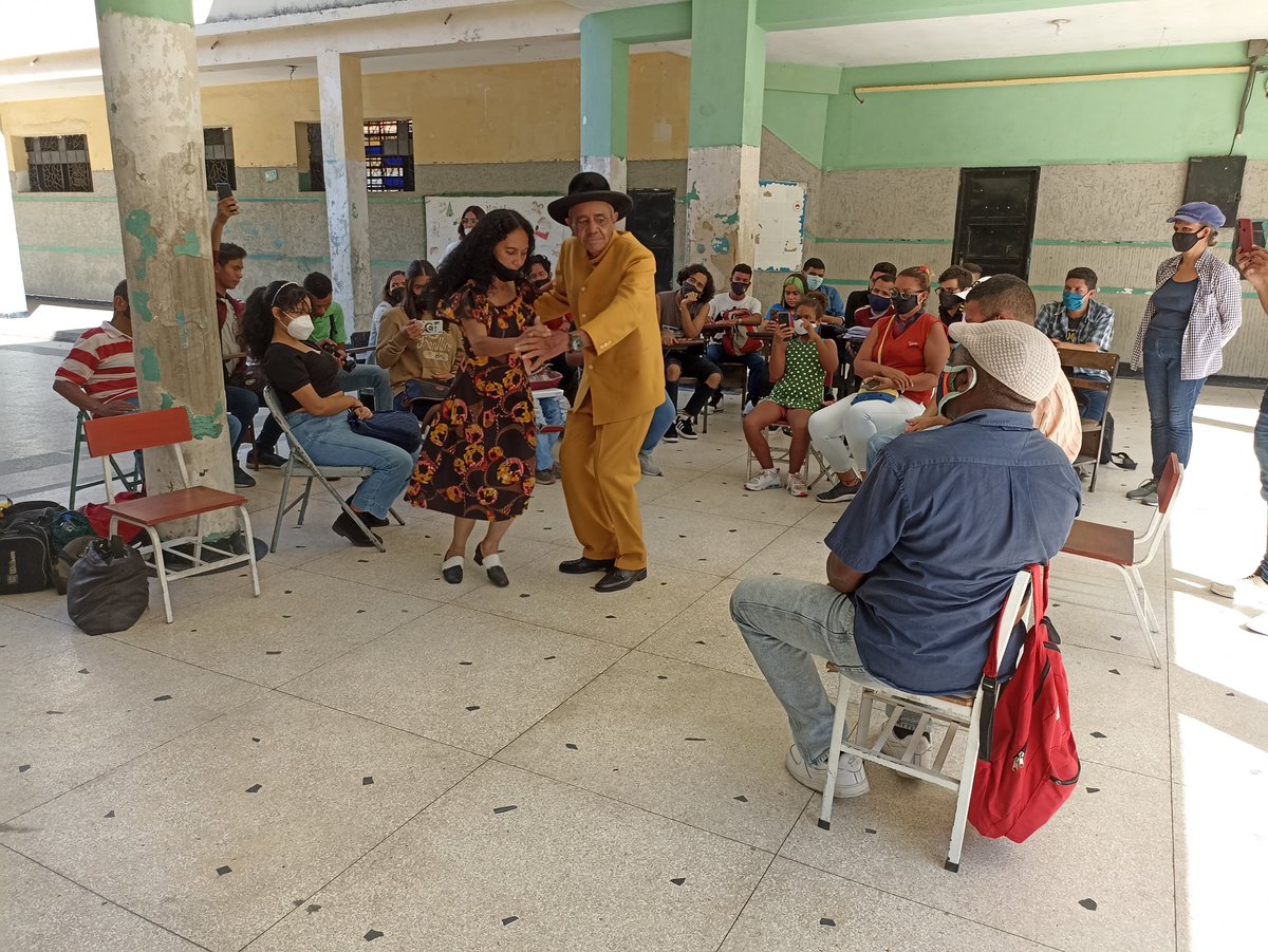 Mppc_Aragua's tweet photo. #VenezuelaDePaz @Mppc_Aragua y la Cátedra de Joropo Central "Juan Sanabria" dieron inicio este #18ene a la cátedra homónima en los espacios de @AraguaUnearte. Todos los martes a las 2 pm, en la sede del #LiceoAragua de #Maracay, se dictarán charlas sobre nuestro #joropoaragüeño https://t.co/HIHLDCOsUY